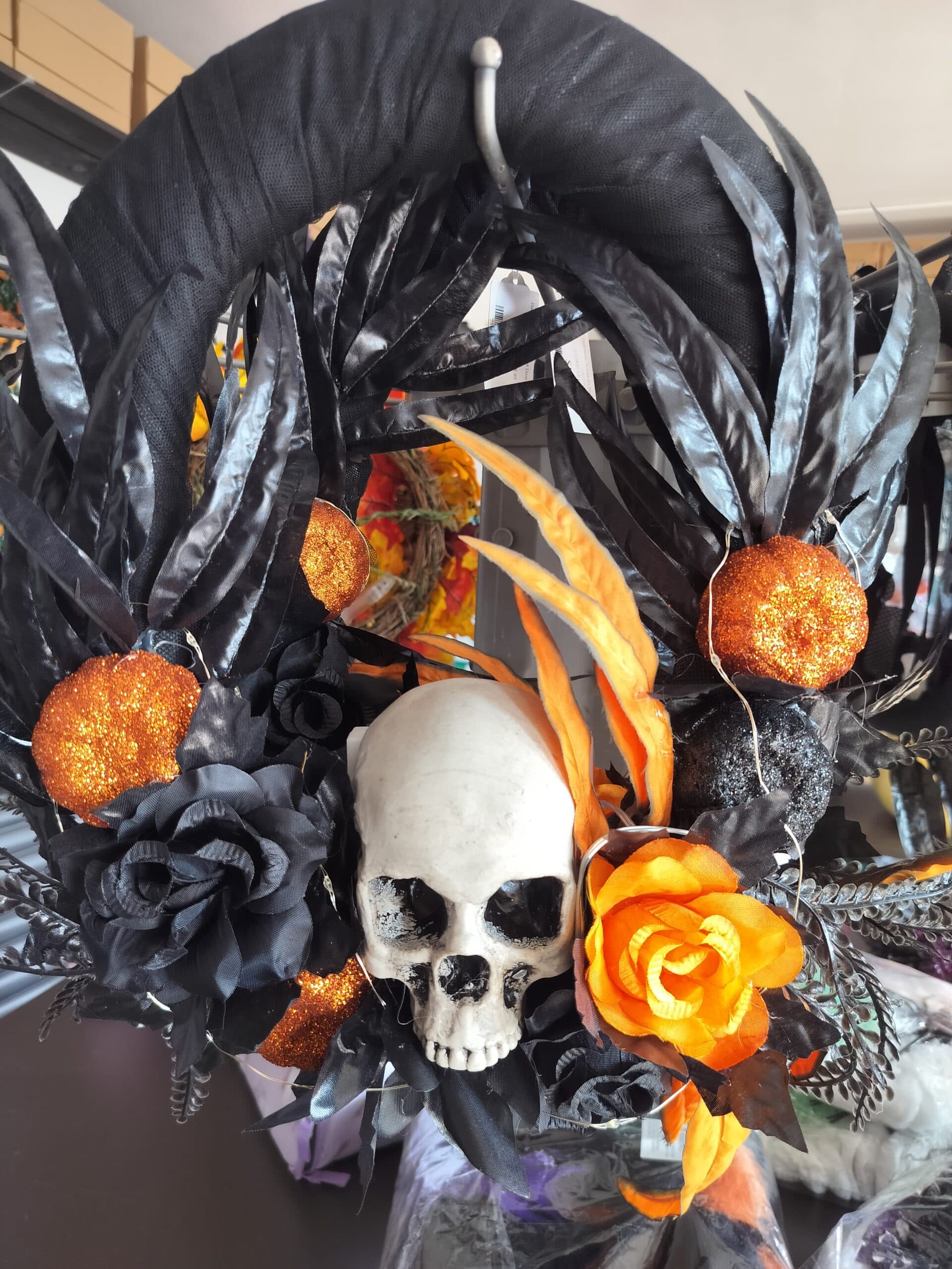 TURNMEON 16 Inch Prelit Halloween Skull Wreath Decoration, Orange Lights 20 LED Battery Operated Glitter Pumpkins Rose Black Feather Grapevine Wreath for Front Door Halloween Decor Home Indoor Outdoor